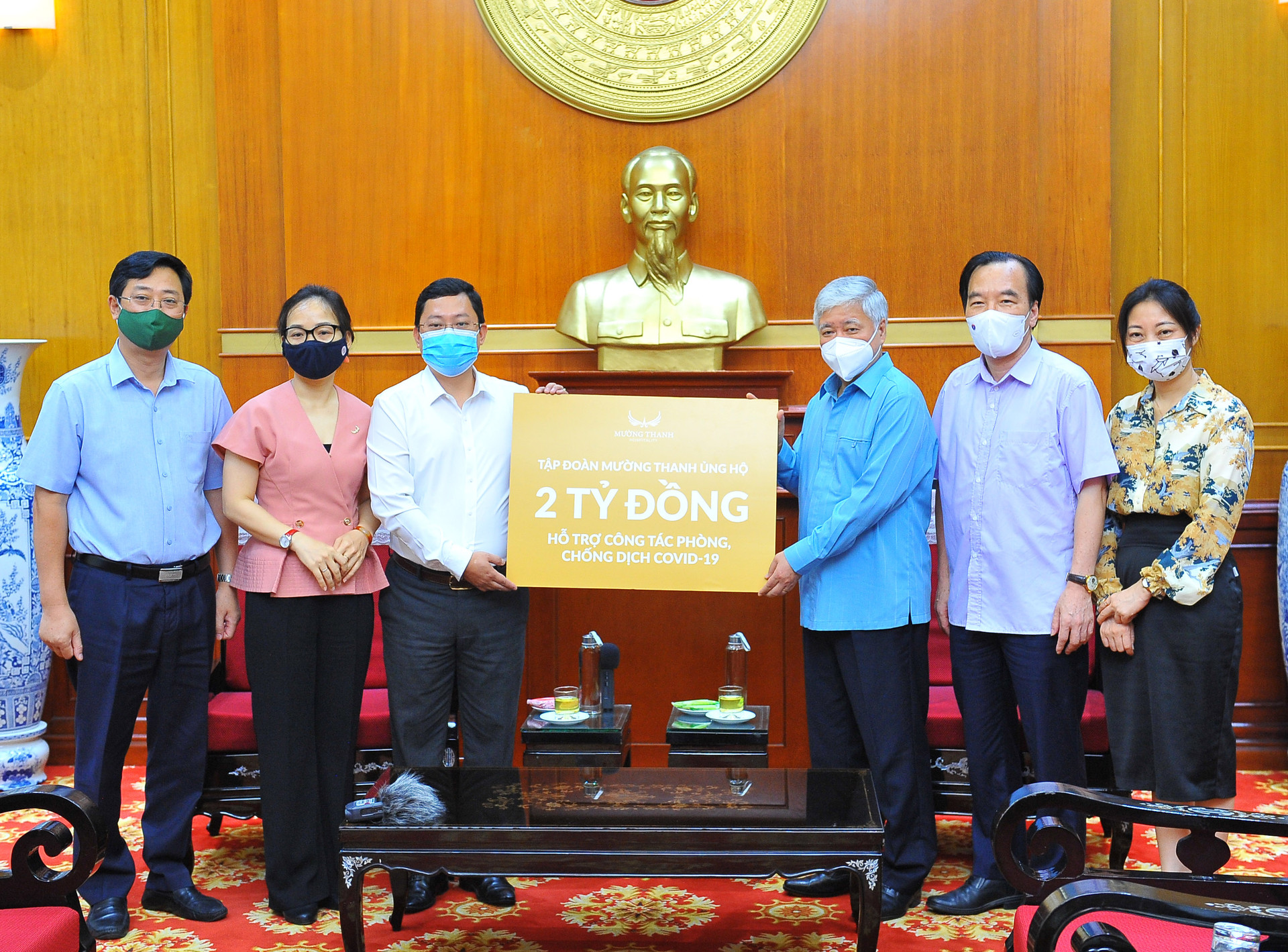 Chủ tịch Đỗ Văn Chiến tiếp nhận ủng hộ từ Tập đoàn Mường Thanh. 
