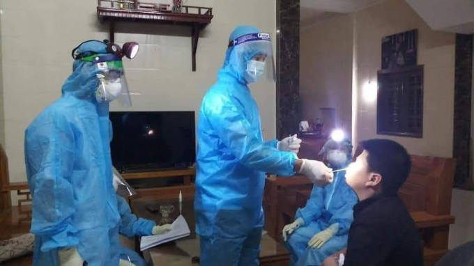 Ngành y tế Hà Tĩnh lấy mẫu xét nghiệm ngay trong đêm.