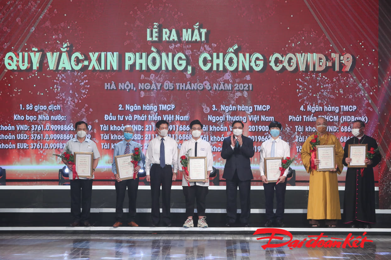 Thủ tướng Chính phủ Phạm Minh Chính trao chứng nhận, hoa cảm