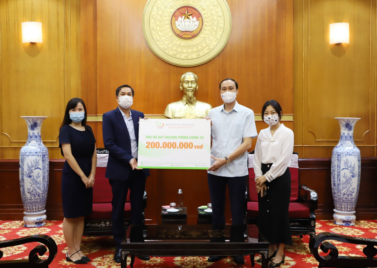 Phó Chủ tịch Phùng Khánh Tài tiếp nhận ủng hộ phòng dịch từ Bệnh viện Nam học và Hiếm muộn Hà Nội.