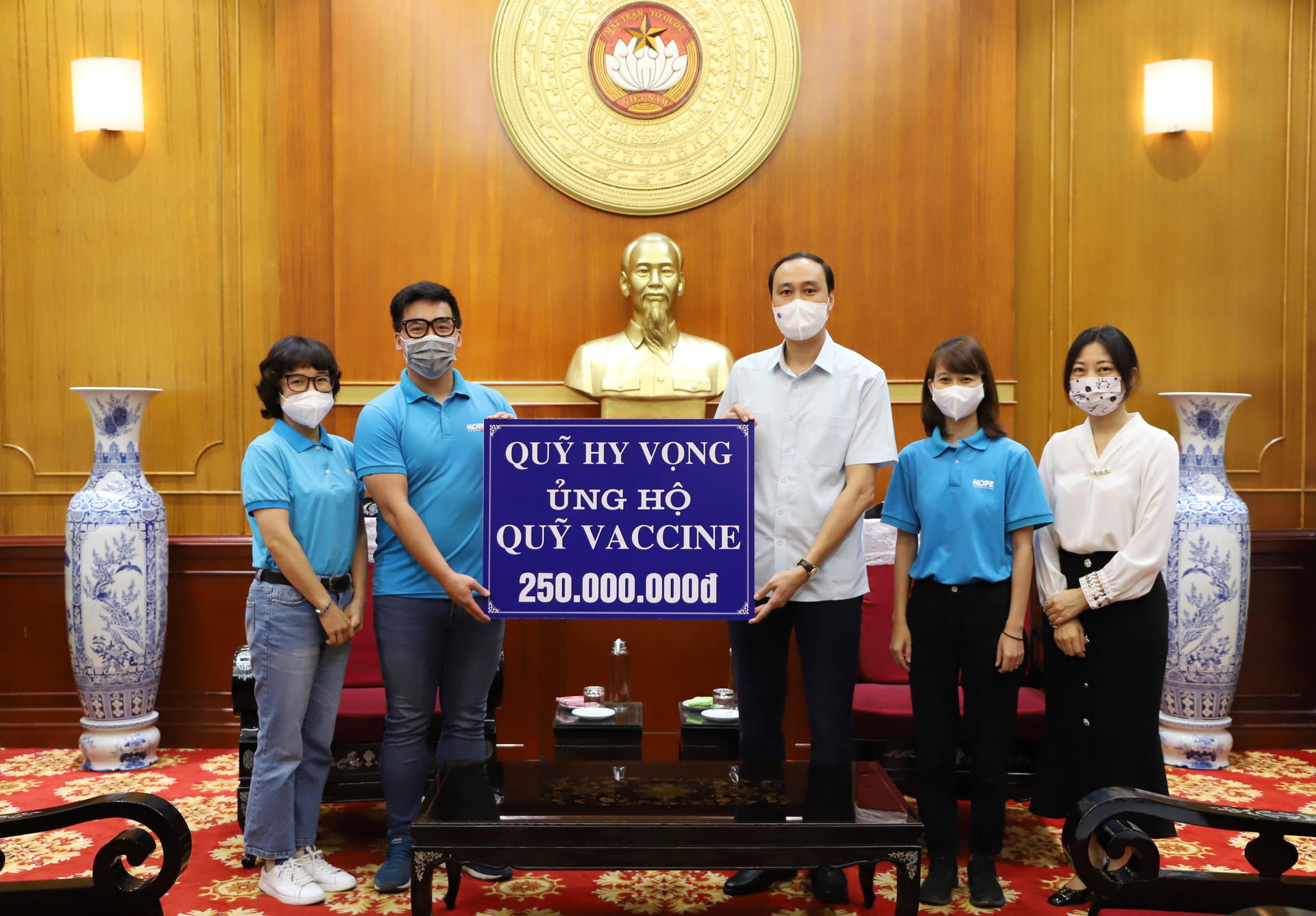 Phó Chủ tịch Phùng Khánh Tài tiếp nhận ủng hộ phòng dịch từ Quỹ Hy Vọng. 