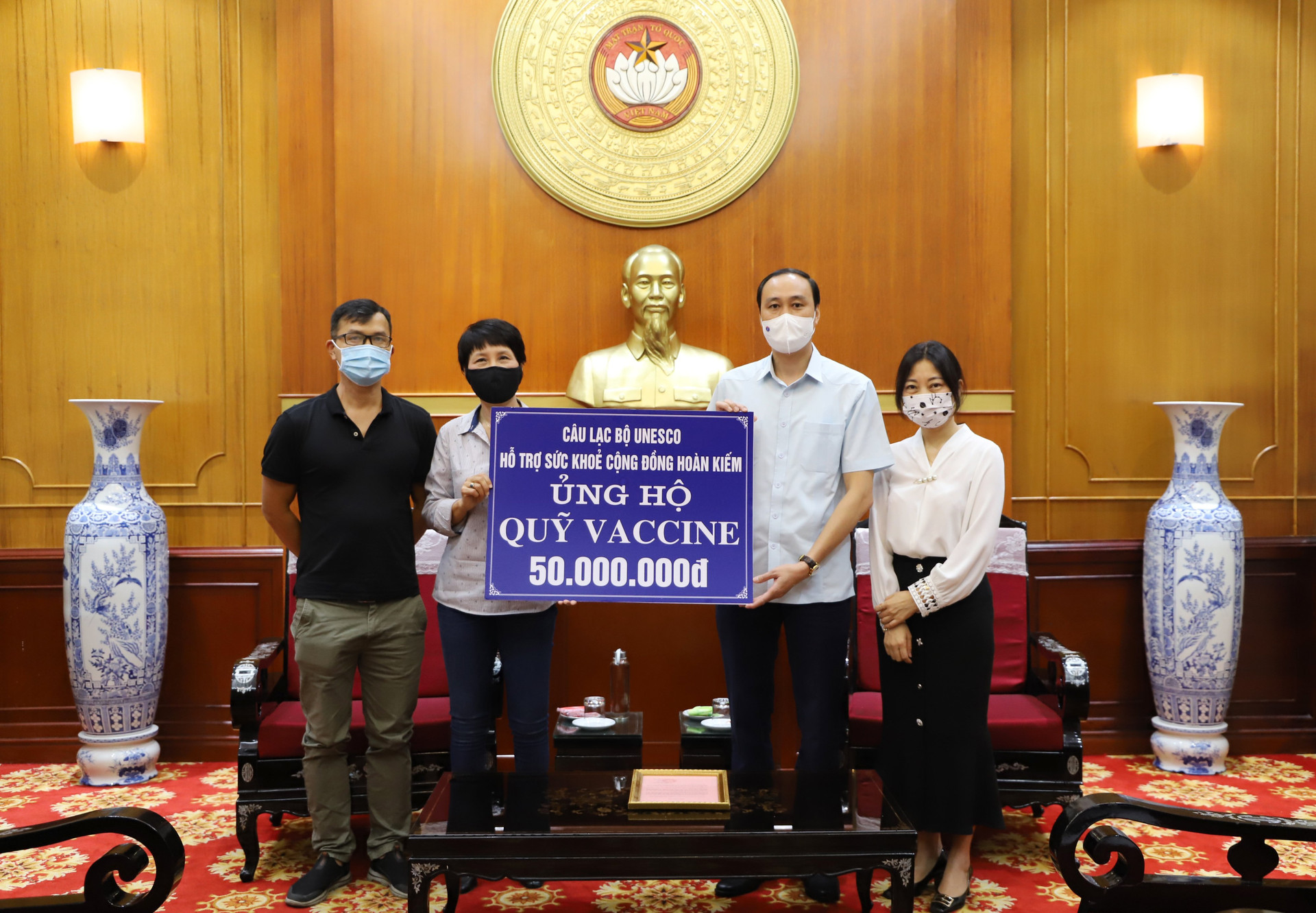 Phó Chủ tịch Phùng Khánh Tài tiếp nhận ủng hộ phòng dịch từ CLB UNESCO hỗ trợ sức khỏe cộng đồng Hoàn Kiếm. 