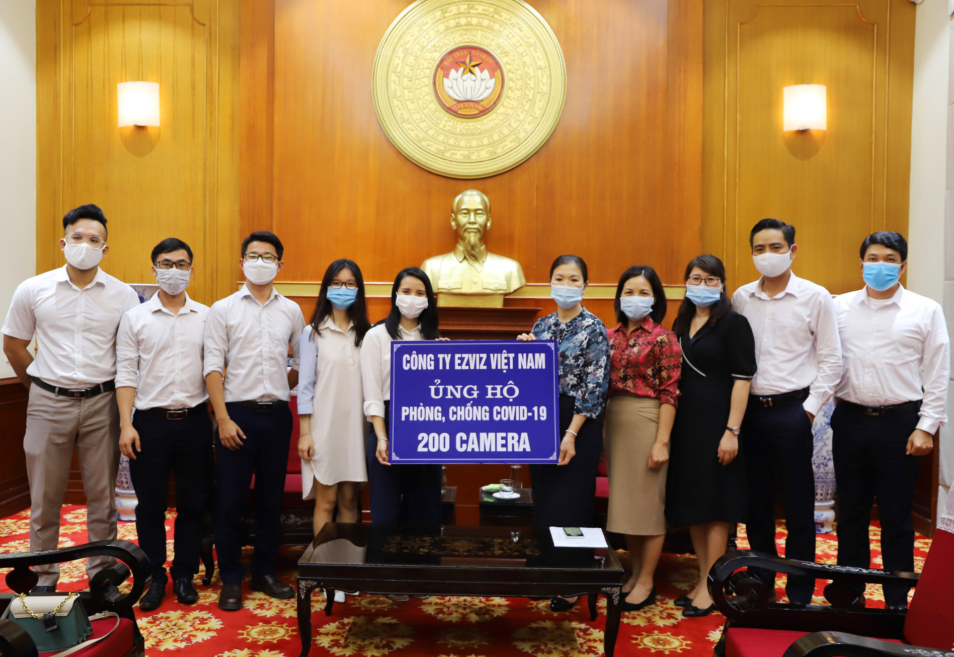 Ủy ban Trung ương MTTQ Việt Nam tiếp nhận ủng hộ từ Công ty EZVIZ Việt Nam.