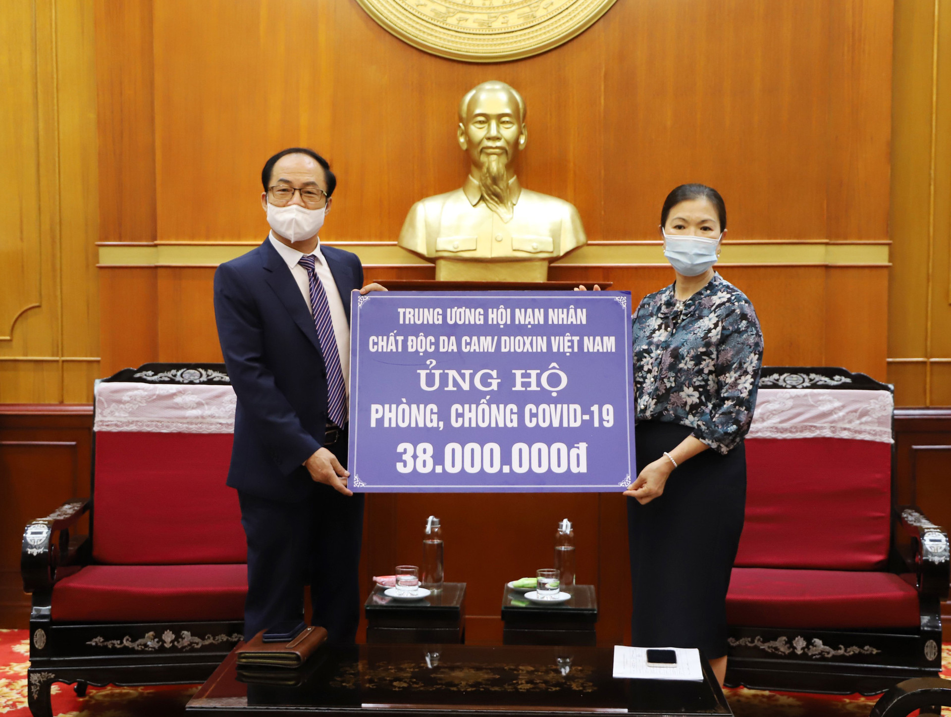 Phó Chủ tịch Trương Thị Ngọc Ánh tiếp nhận từ Trung ương Hội nạn nhân chất độc Da cam/Dioxin Việt Nam.