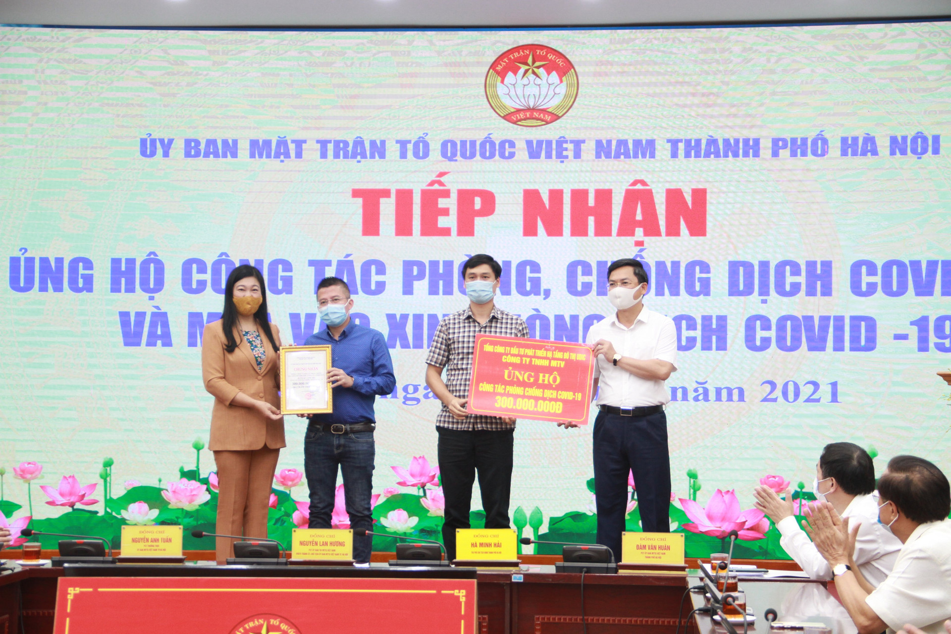 Ủy ban MTTQ thành phố Hà Nội tiếp nhận ủng hộ công tác phòng dịch. 