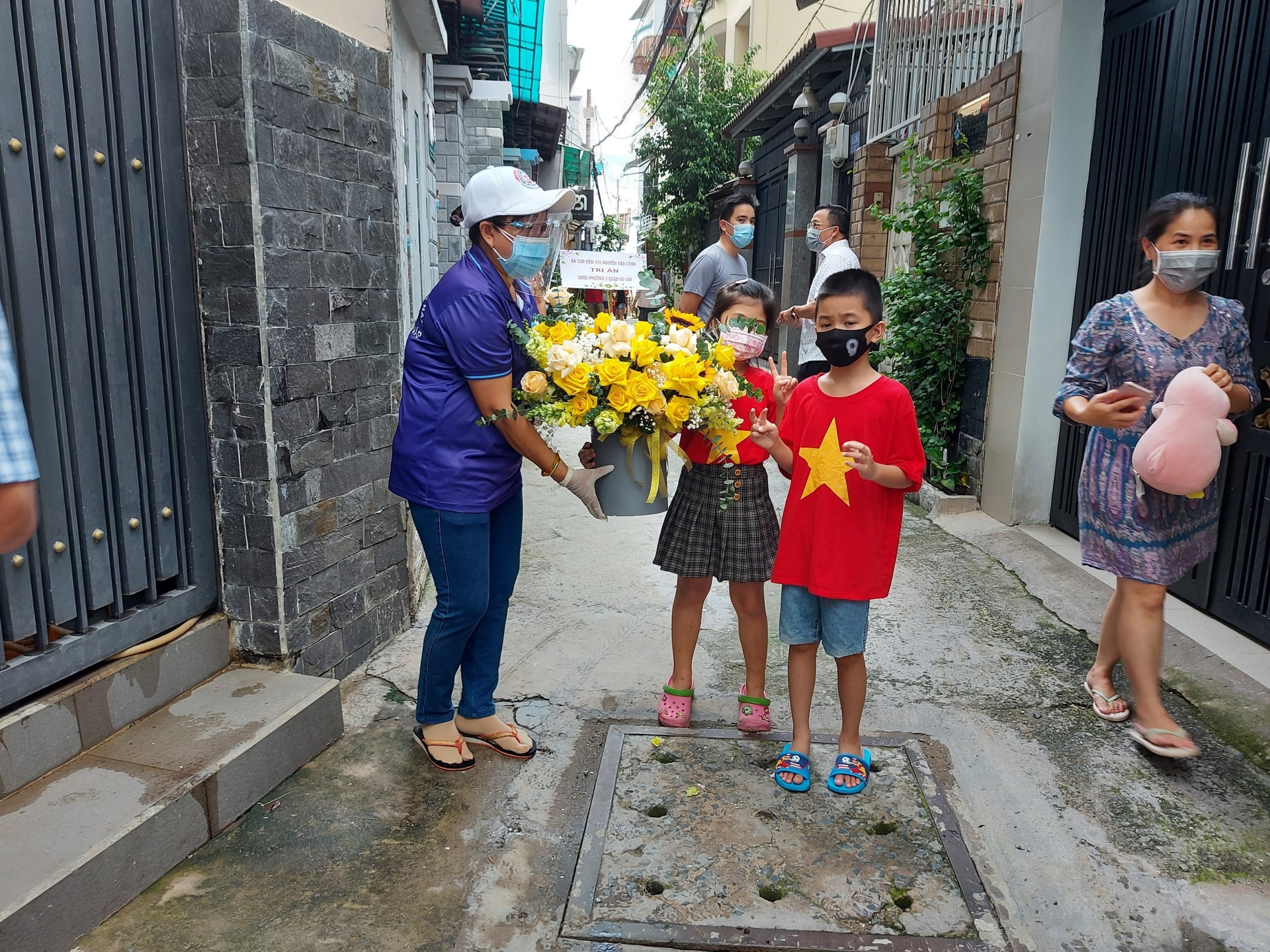 Người dân hẻm 415, quận Gò Vấp vui mừng khi được gỡ phong tỏa. Ảnh: Hoàng Sĩ Nhân