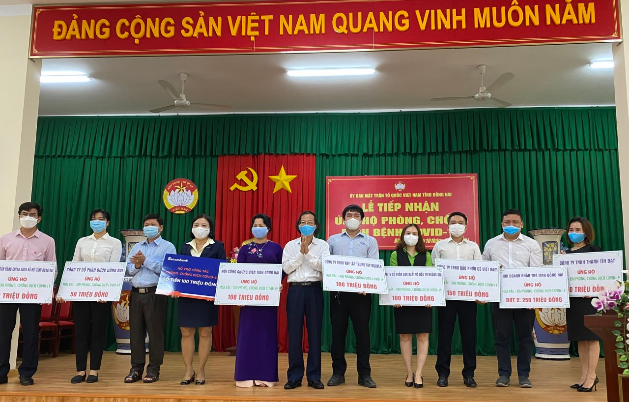 Lãnh đạo Ủy ban MTTQ Việt Nam tỉnh tiếp nhận ủng hộ phòng, chống dịch Covid-19 và mua vắc-xin phòng dịch Covid-19.
