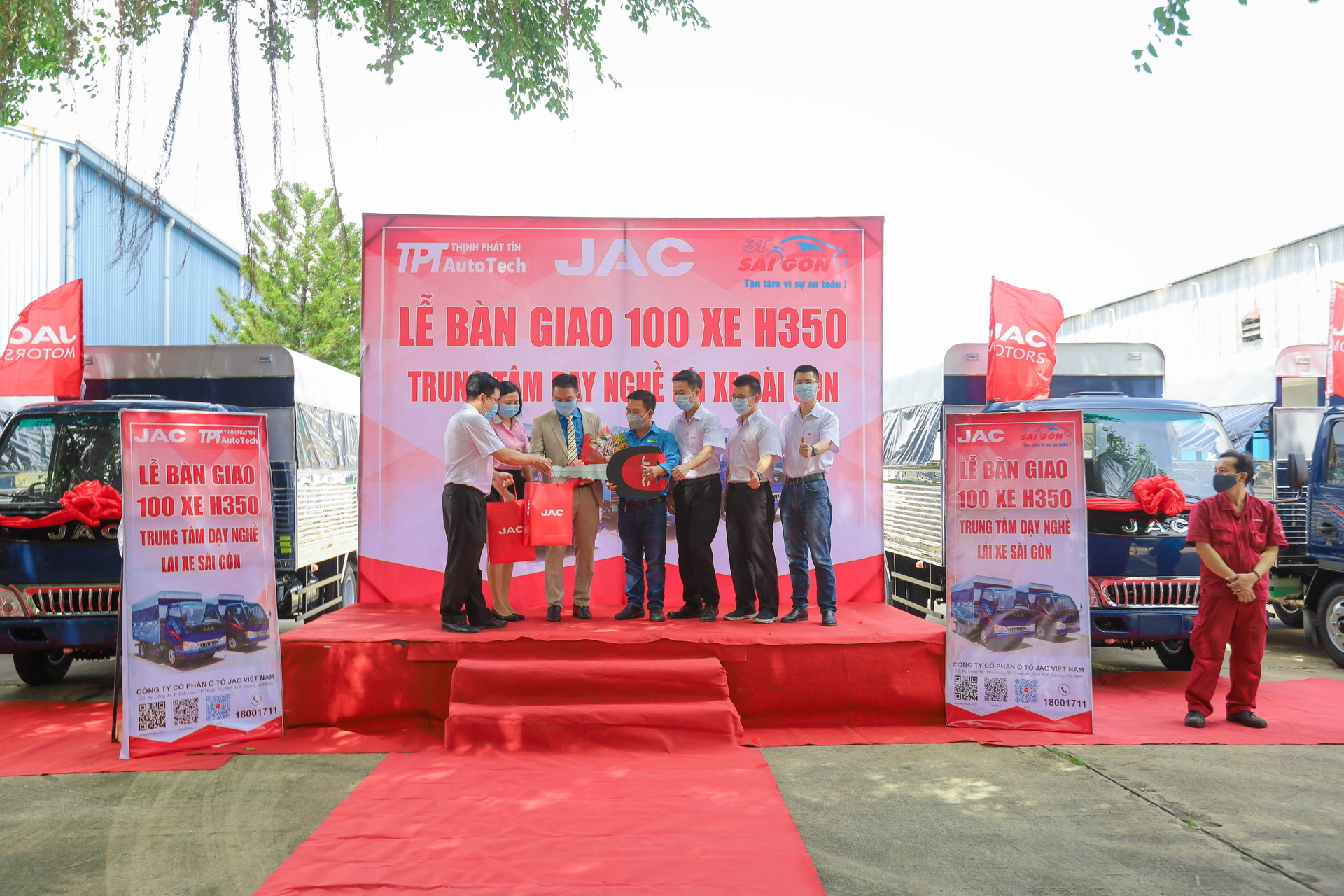 Lễ tiếp nhận 100 xe chuyên dụng để phục vụ cho hệ thống đào tạo lái xe Sài Gòn.