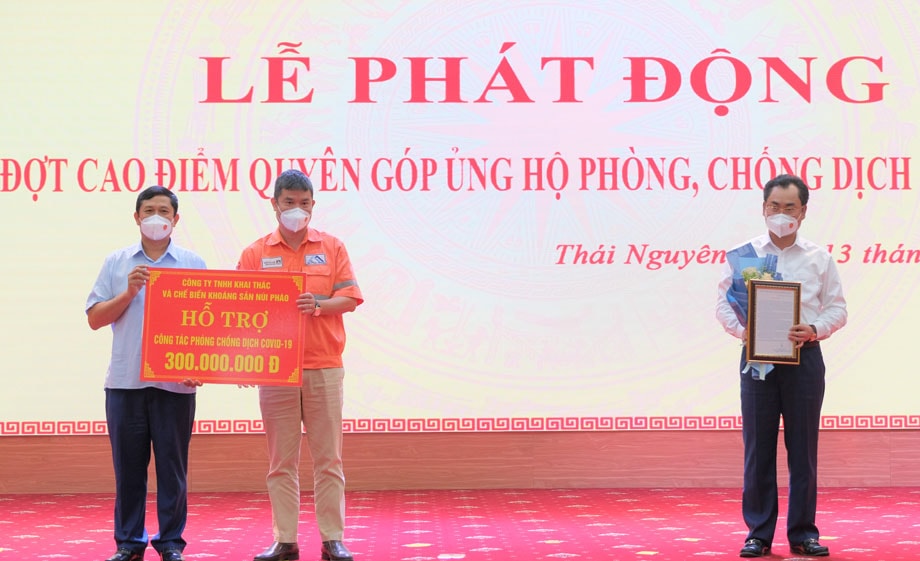 Trịnh Việt Hùng và lãnh đạo Uỷ ban MTTQ Việt Nam tỉnh Thái Nguyên tiếp nhận và trao thư cảm ơn tới các cơ quan, tổ chức, đơn vị, doanh nghiệp, các nhà hảo tâm trên địa bàn tỉnh ủng hộ phòng, chống dịch Covid -19.