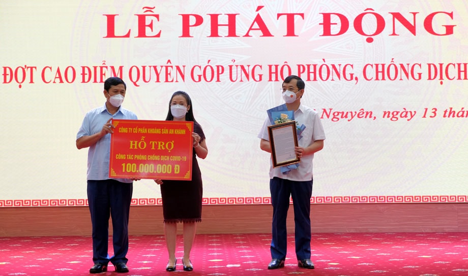 Ông Phạm Hoàng Sơn và lãnh đạo Ủy ban MTTQ Việt Nam tỉnh Thái Nguyên tiếp nhận và trao thư cảm ơn tới các cơ quan, tổ chức, đơn vị, doanh nghiệp, các nhà hảo tâm trên địa bàn tỉnh ủng hộ phòng, chống dịch Covid -19.