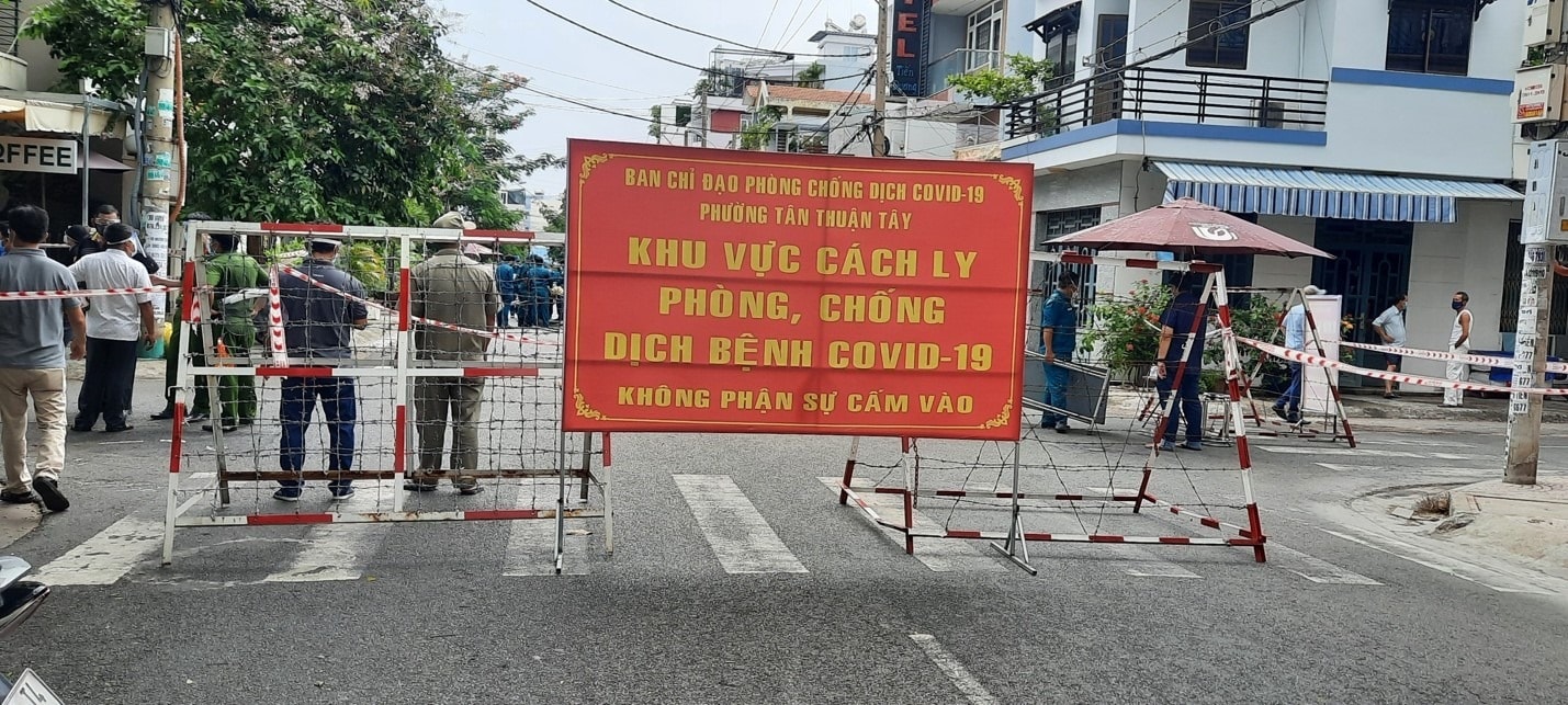 Phong tỏa khu dân cư có người nhiễm Covid-19.