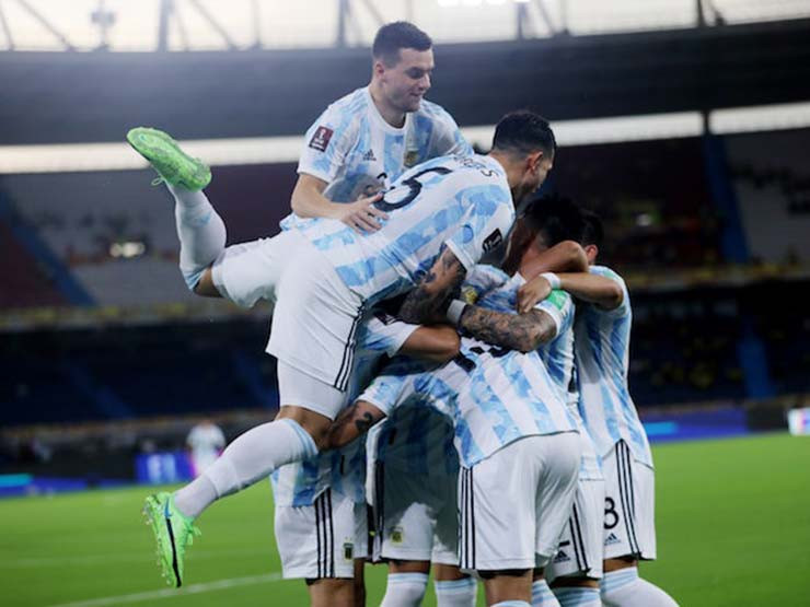 Messi cùng các đồng đội ăn mừng bàn thắng mở tỷ số.