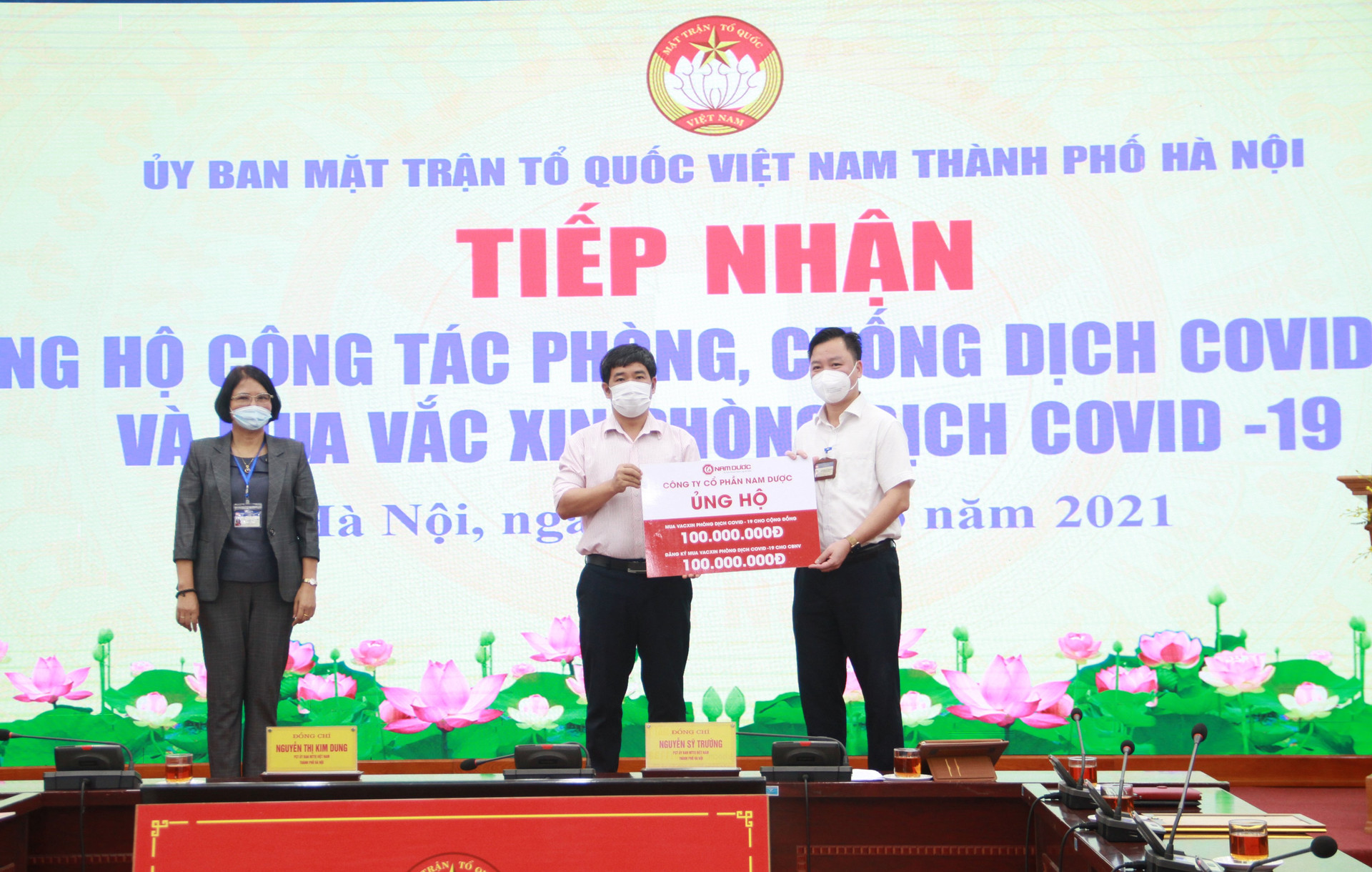 Ủy ban MTTQ thành phố Hà Nội tiếp nhận ủng hộ từ các đơn vị. 
