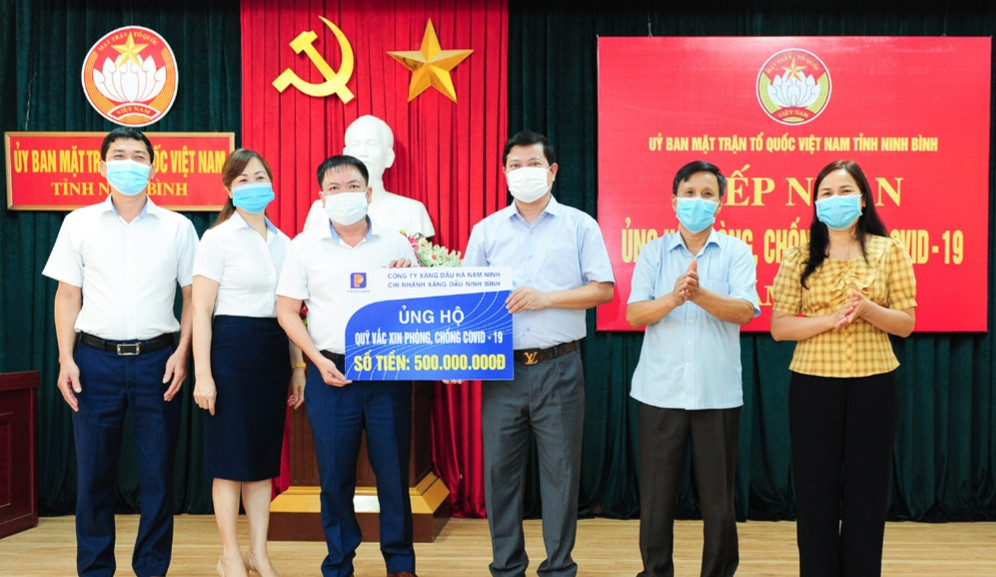 Lãnh đạo MTTQVN tỉnh Ninh Bình tiếp nhận số tiền ủng hộ Covid-19 từ doanh nghiệp trên địa bàn tỉnh.