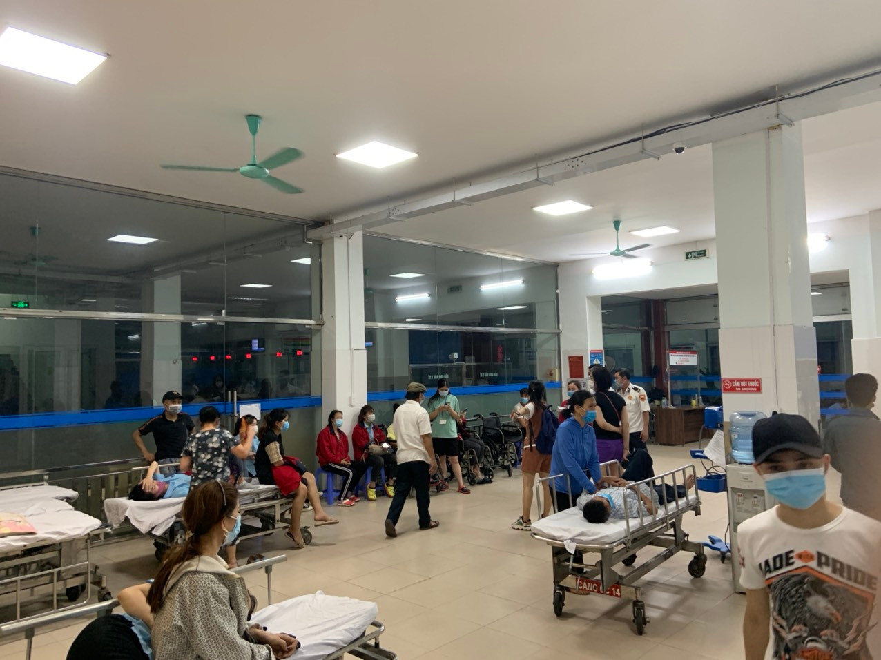 Tối ngày 20/6, Bệnh viện Hữu nghị Việt Tiệp tiếp nhận công nhân bị sốc phản vệ sau ăn