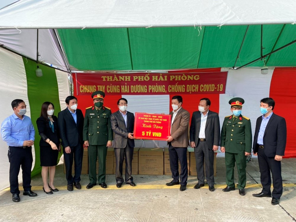 Tháng 5/2021, PCT TP Hải Phòng Lê Khắc Nam trao kinh phí hỗ trợ phòng chống dịch cho tỉnh Hải Dương