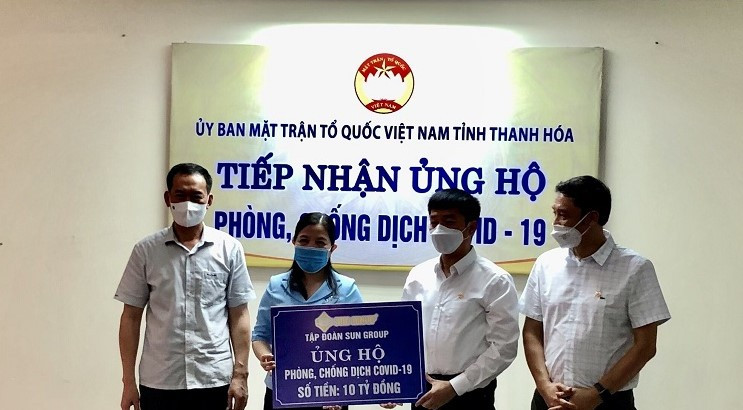 Bà Phạm Thị Thanh Thủy, Trưởng ban Dân vận, Chủ tịch UBMTTQ tỉnh Thanh Hóa tiếp nhận ủng hộ phòng chống dịch Covid-19 từ Tập đoàn Sun Group.