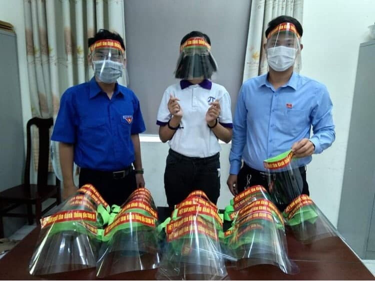 Em Minh Khuê (giữa) gửi tặng những tấm kính chắn giọt bắn đến lực lượng đang làm nhiệm phòng, chống dịch COVID-19.