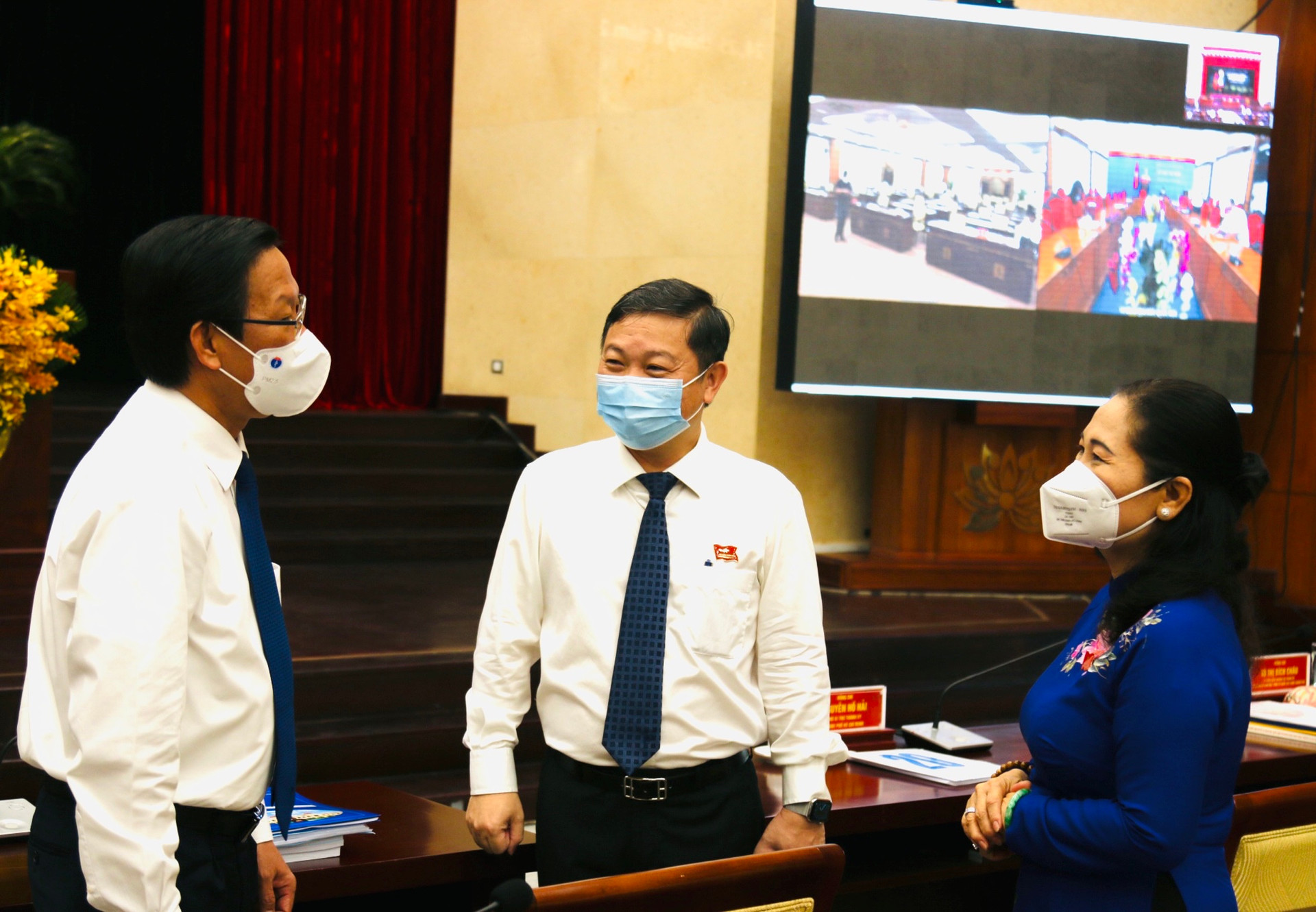 Bà Nguyễn Thị Lệ trao đổi với các đại biểu bên lề kỳ họp sáng nay.