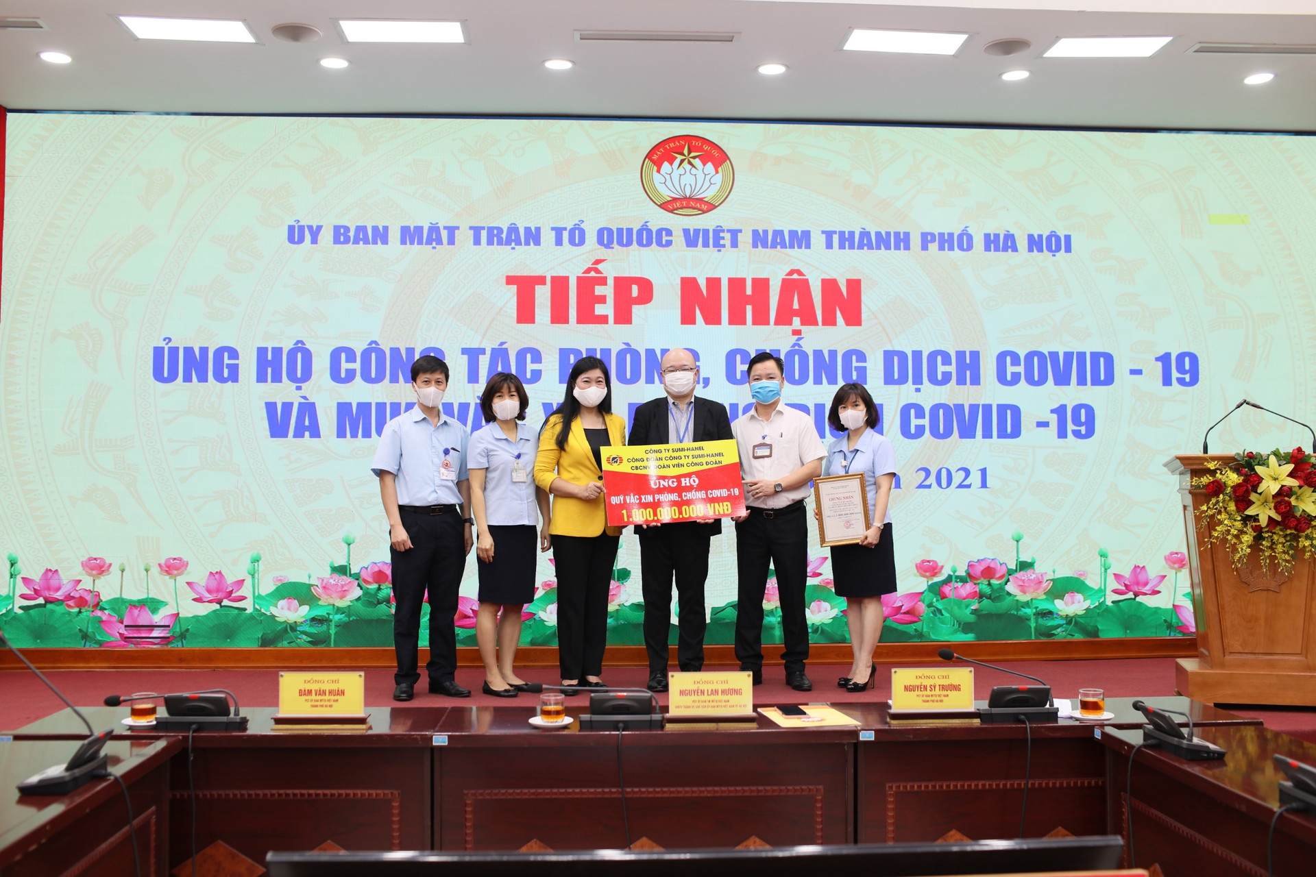 Bà Nguyễn Lan Hương, Chủ tịch Ủy ban MTTQ thành phố Hà Nội tiếp nhận ủng hộ từ công ty Sumi Hanel.