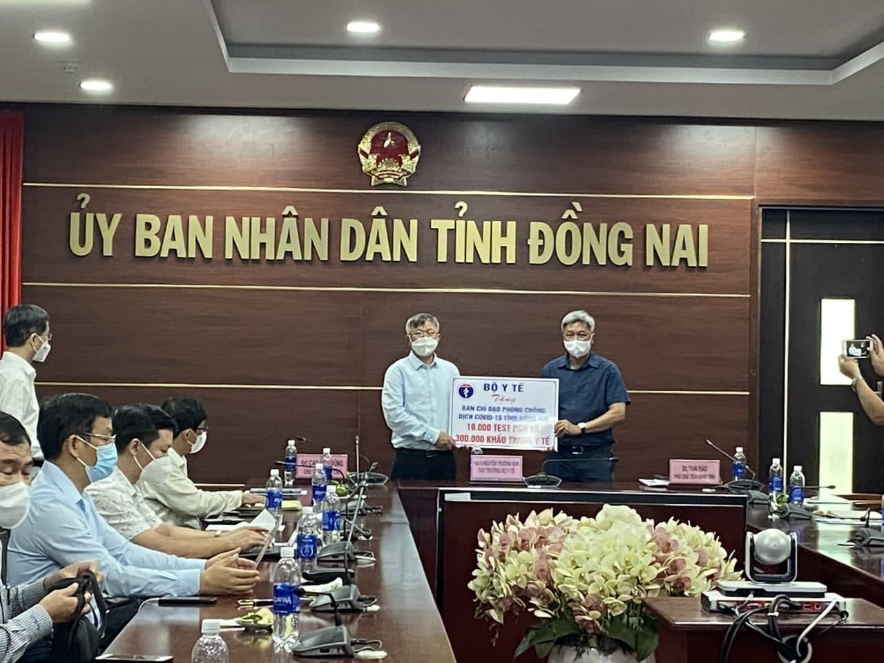 Thứ trưởng Bộ Y tế Nguyễn Trường Sơn trao quà cho UBND tỉnh Đồng Nai gồm 10 ngàn Test PCR và 300 ngàn khẩu trang y tế.