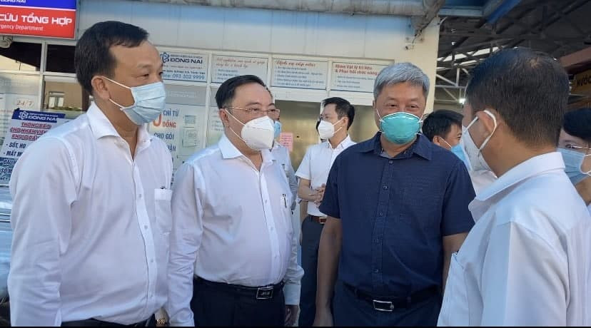 Thứ trưởng Bộ Y tế Nguyễn Trường Sơn (thứ 3 từ trái sang) trao đổi với lãnh đọa Bệnh viên Đa khoa Đồng Nai.
