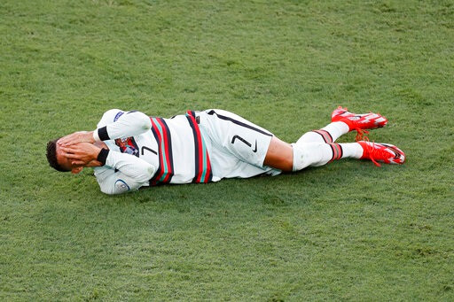 C.Ronaldo đau đớn nằm sân sau pha va chạm với cầu thủ đối phương.