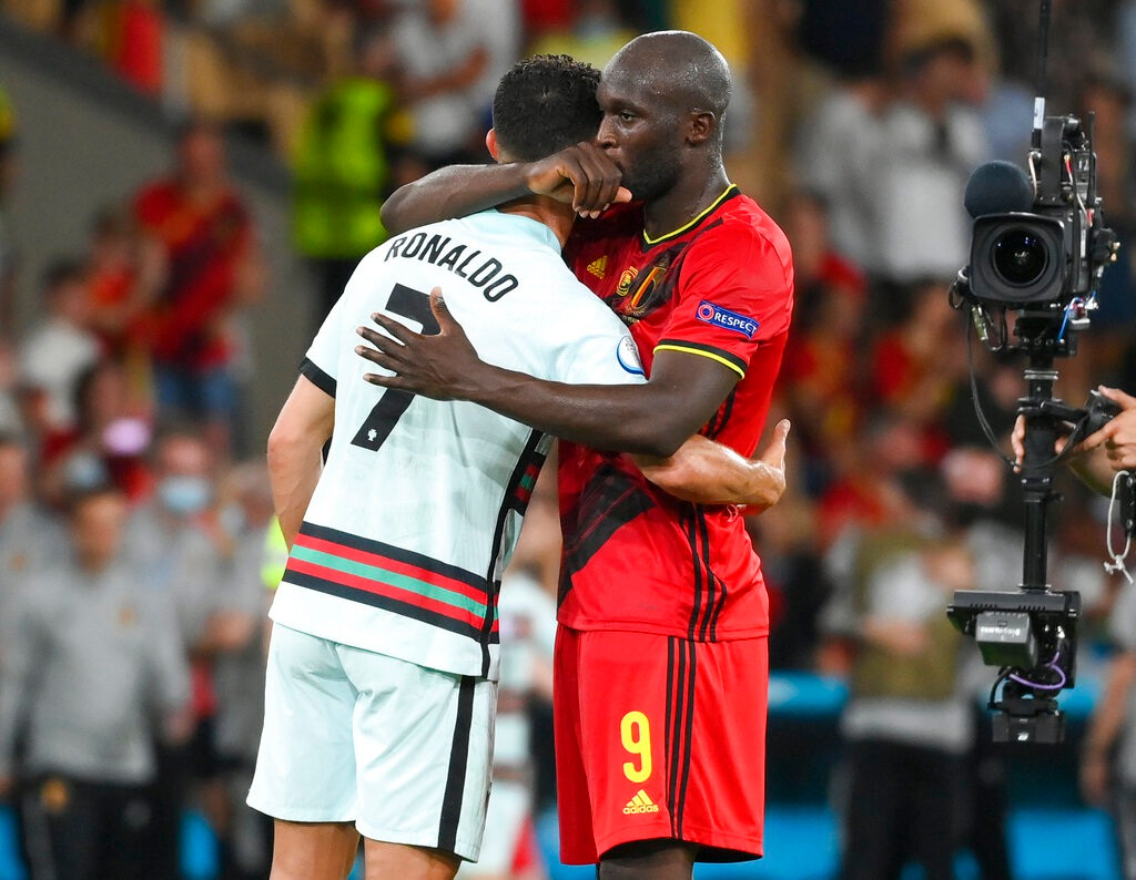 Một hình ảnh đẹp khác khi Lukaku tới ôm C.Ronaldo, để xoa dịu nỗi đau.