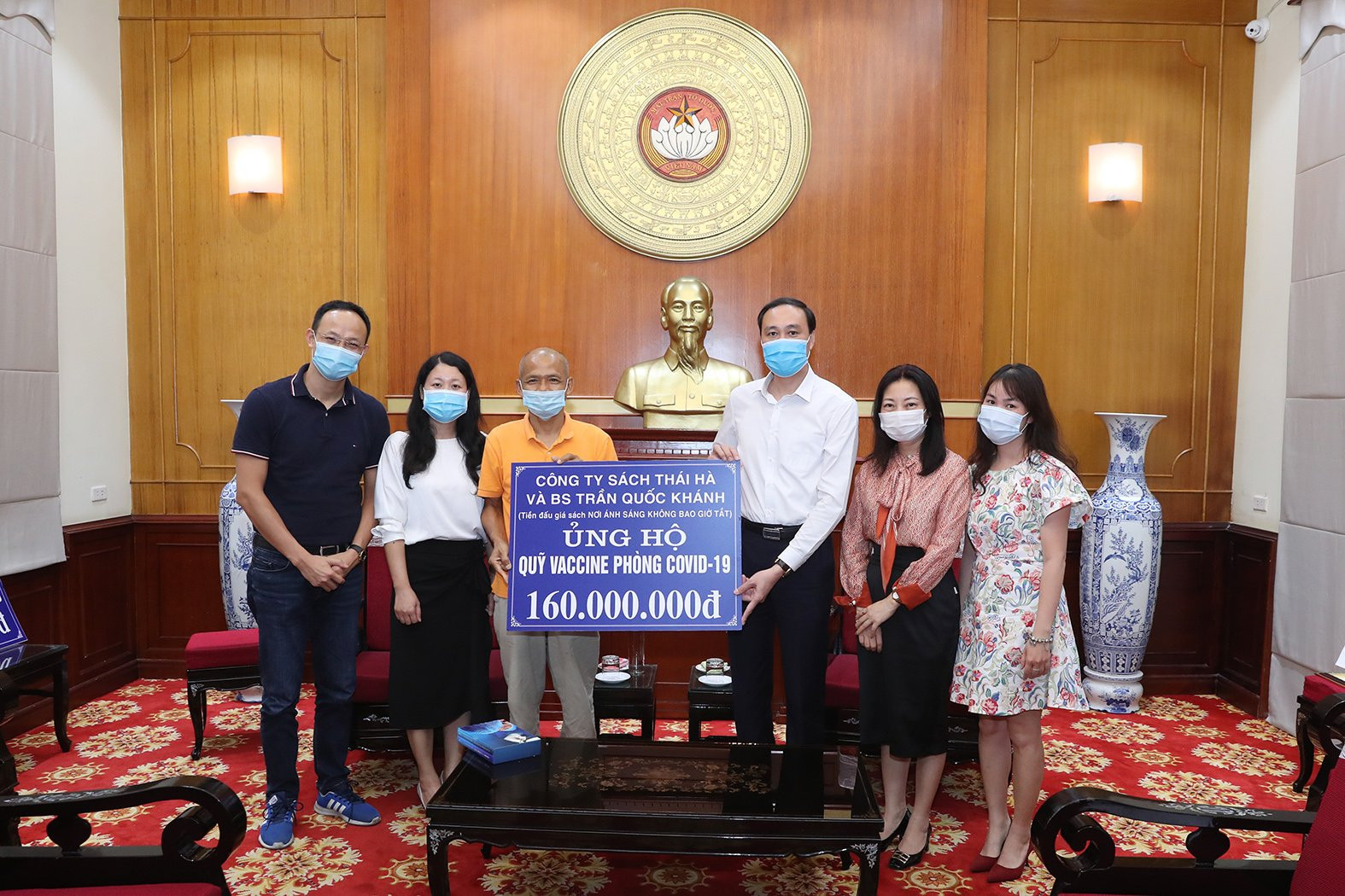 Phó Chủ tịch Phùng Khánh Tài tiếp nhận ủng hộ từ Công ty Sách Thái Hà và Bác sĩ Trần Quốc Khánh.