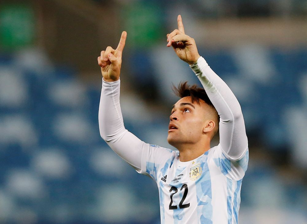 Martinez ấn định chiến thắng 4-1 cho Argentina