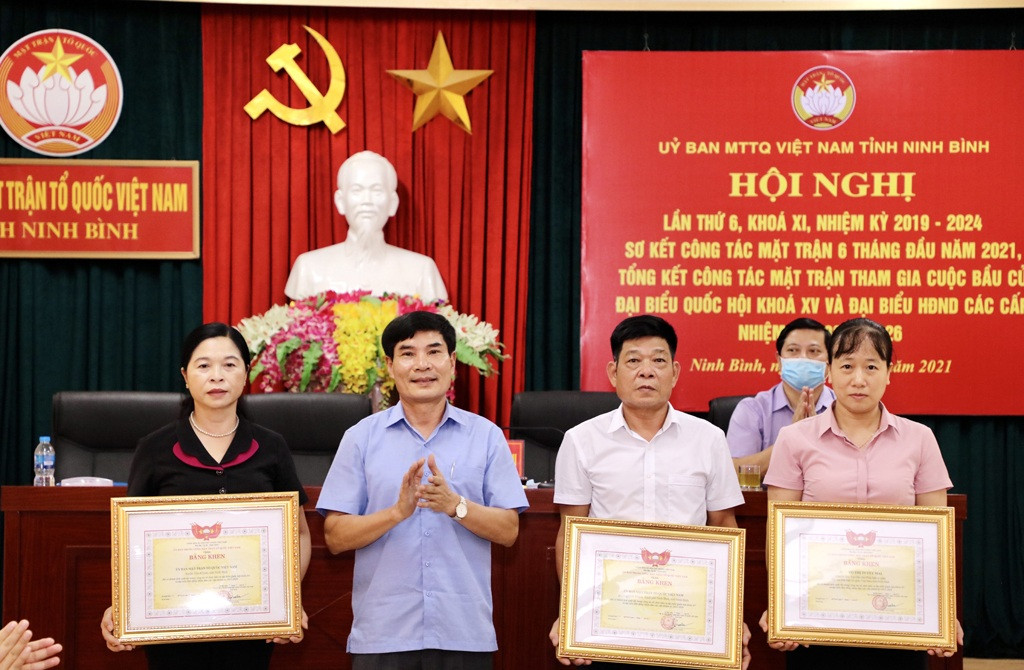 Ông Đỗ Việt Anh, Chủ tịch Ủy ban MTTQVN tỉnh Ninh Bình trao bằng khen cho các cá nhân có thành tích xuất sắc trong công tác tổ chức bầu cử ĐBQH đại biểu HĐND vừa qua.