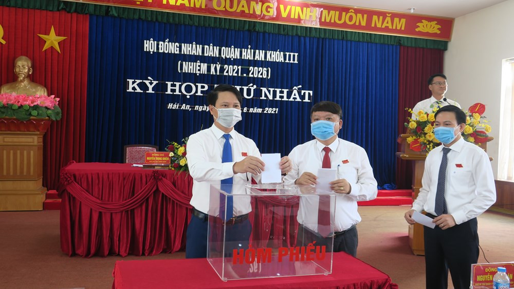 Các đại biểu HĐND quận Hải An bầu các chức danh HĐND, UBND nhiệm kỳ 2021- 2026