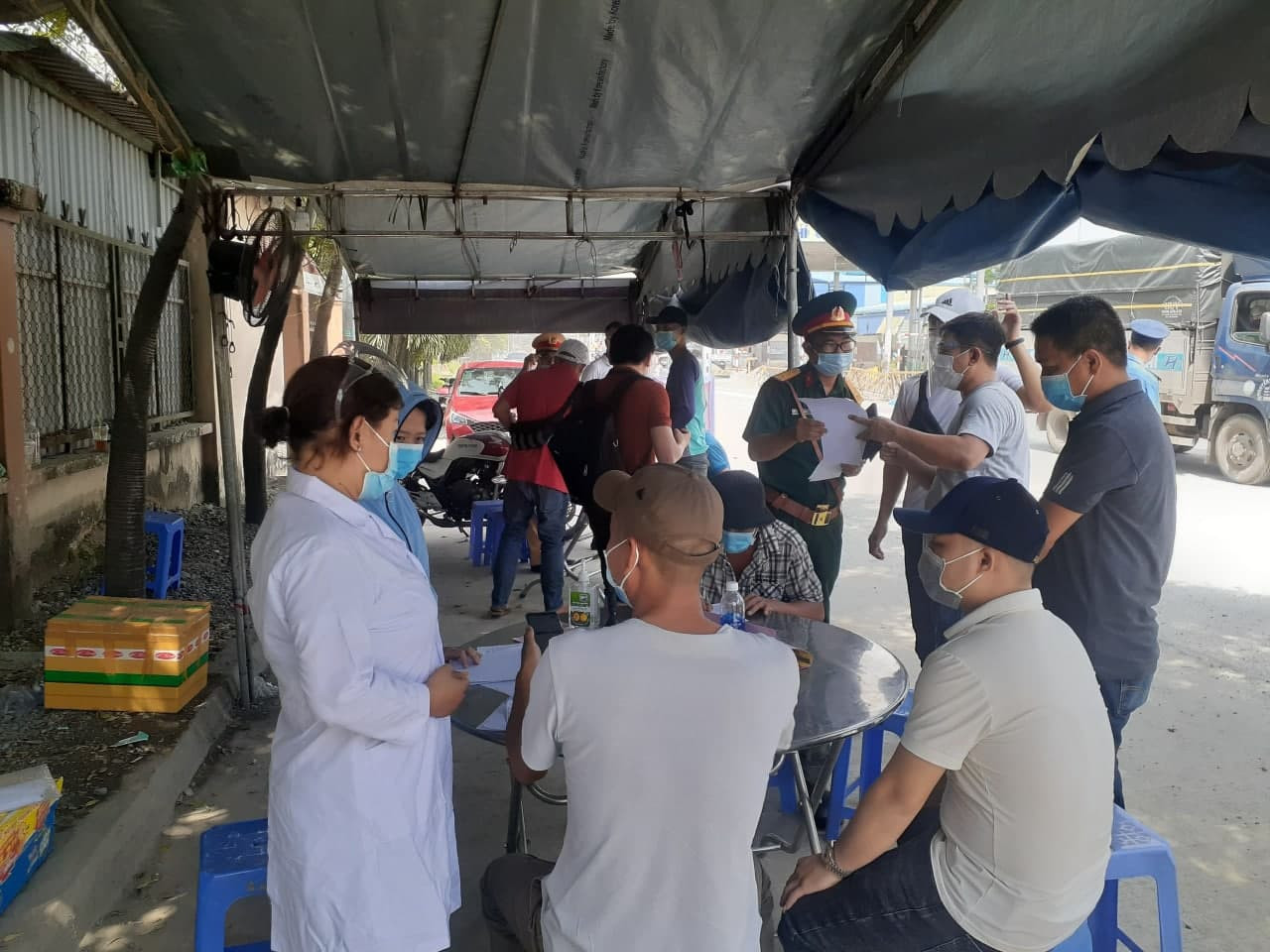 Người từ TP.HCM làm việc tại Đồng Nai thực hiện khai báo y tế tại chốt kiểm soát phòng chống dịch Covid-19.