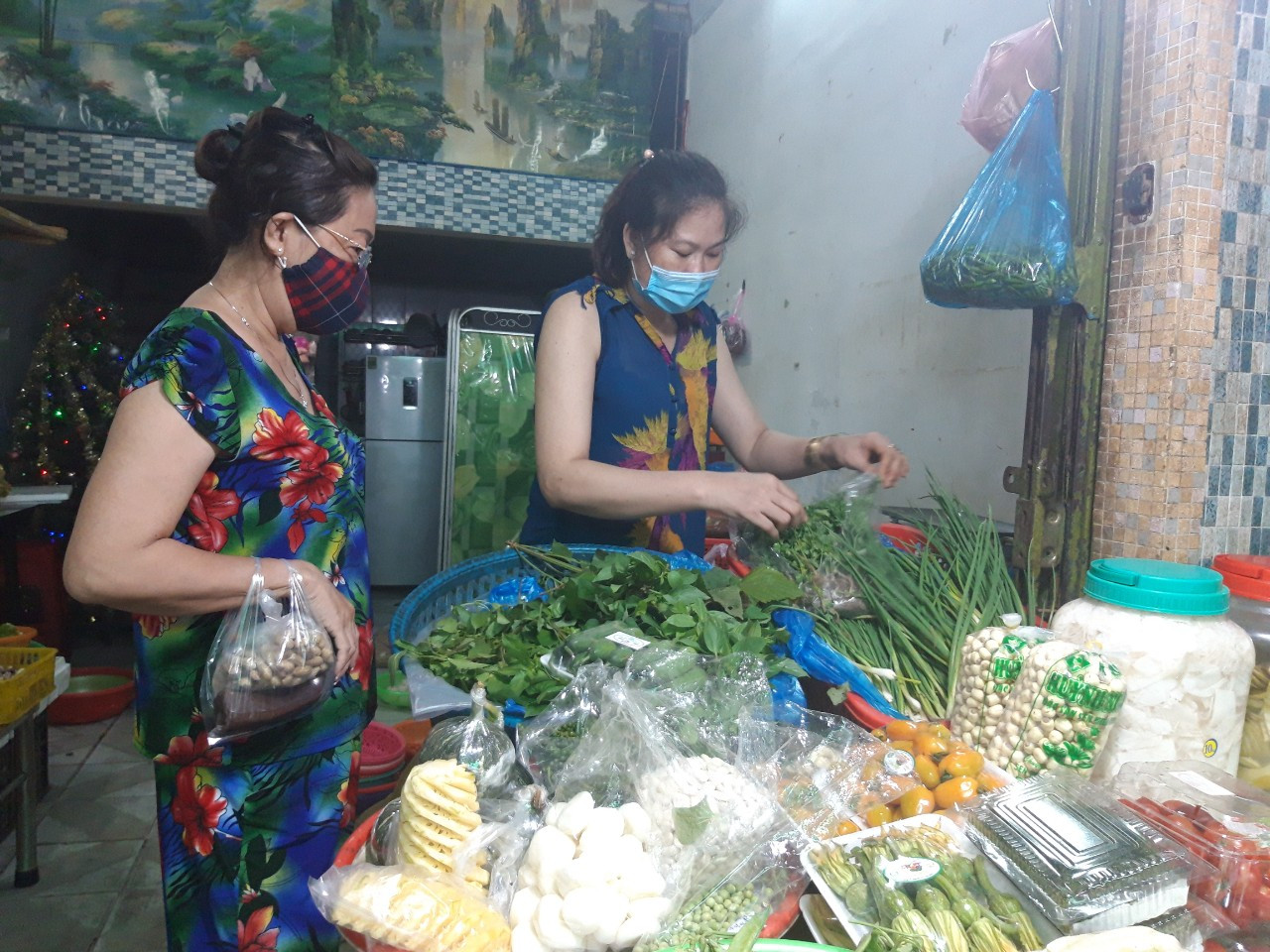 Nhiều chợ truyền thống đóng cửa nên rau xanh tăng giá.