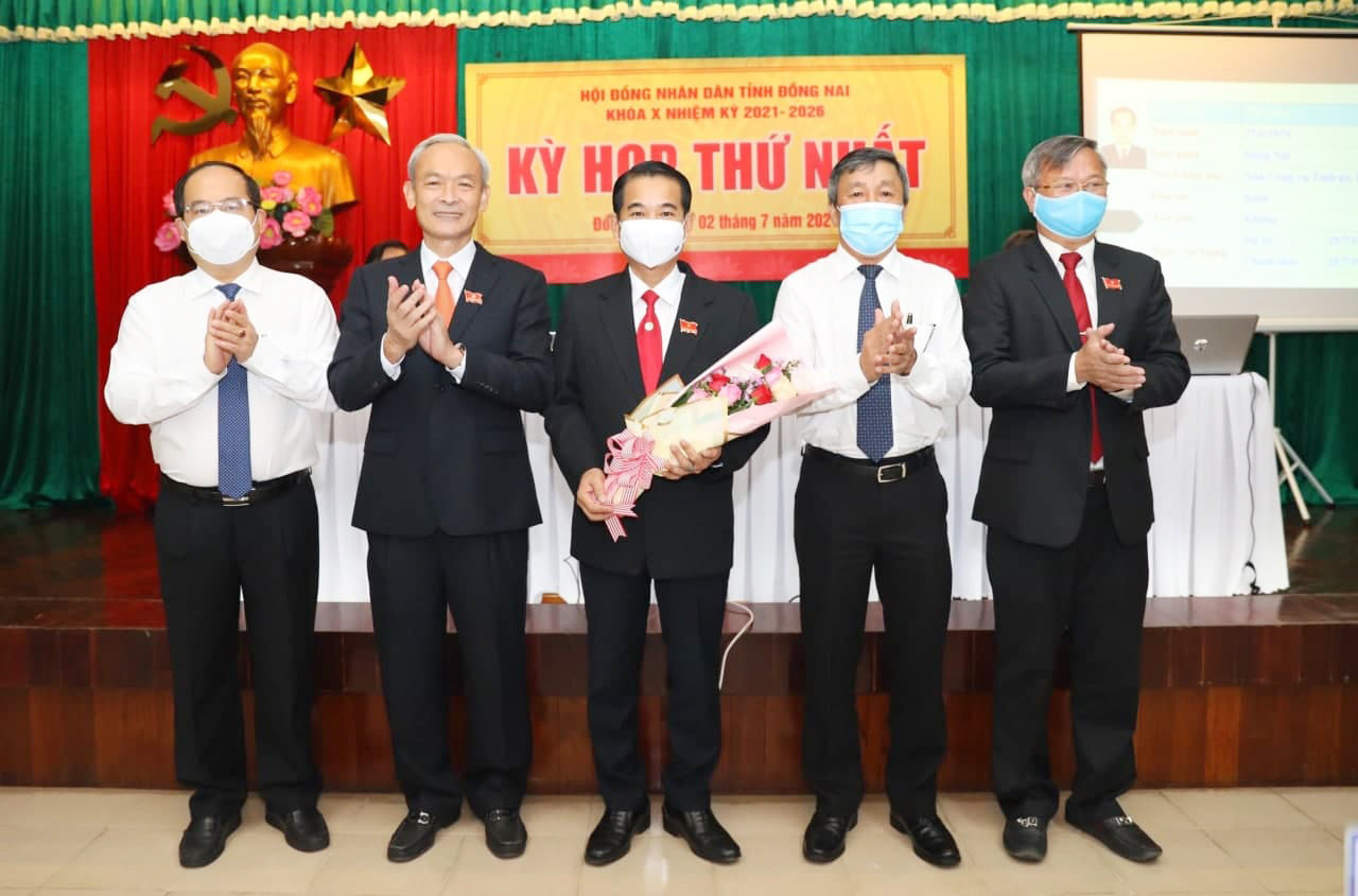 Lãnh đạo tỉnh Đồng Nai tặng hoa chúc mừng tân Chủ tịch HĐND tỉnh khóa X ông Thái Bảo.