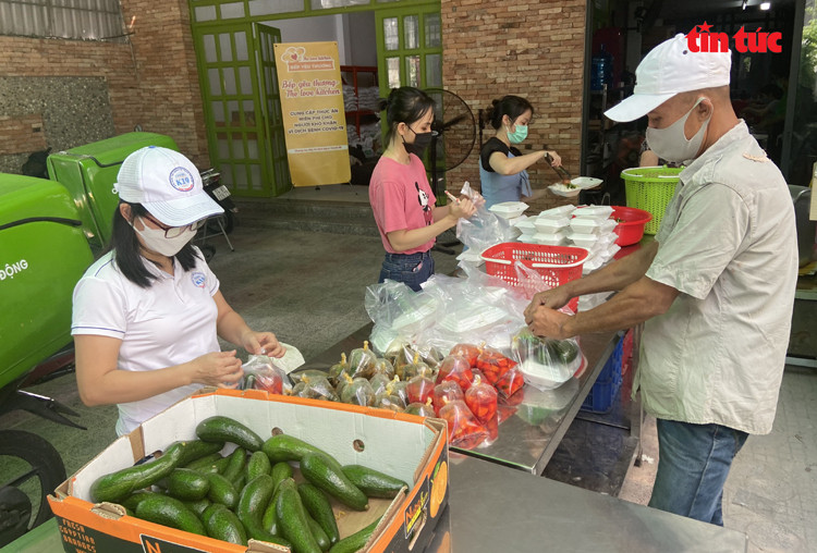 Các tình nguyện viên phân chia thức ăn để gửi đến người nghèo.