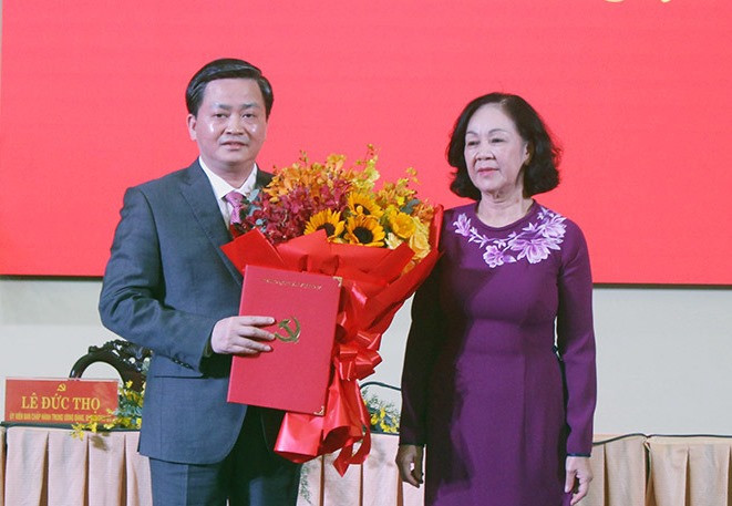 Bà Trương Thị Mai trao Quyết định của Bộ Chính trị cho tân Bí thư Tỉnh ủy Bến Tre Lê Đức Thọ.