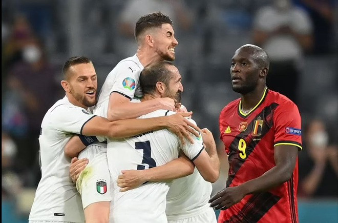 Áo trắng giúp Italia vượt qua tuyển Bỉ với tỷ số sít sao 2-1.
