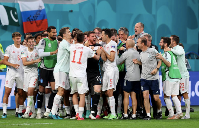 Đội tuyển Tây Ban Nha hạnh phúc vỡ òa sau loạt sút luân lưu cân não vượt qua Thụy Sỹ giành vé vào bán kết Euro 2020.
