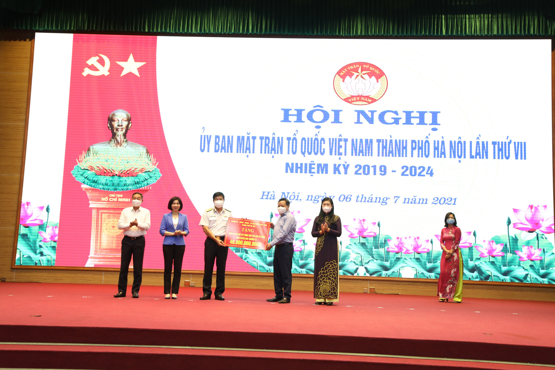 Đảng bộ, chính quyền và nhân dân Thủ đô trao ủng hộ Quỹ Vì biển đảo Việt Nam.