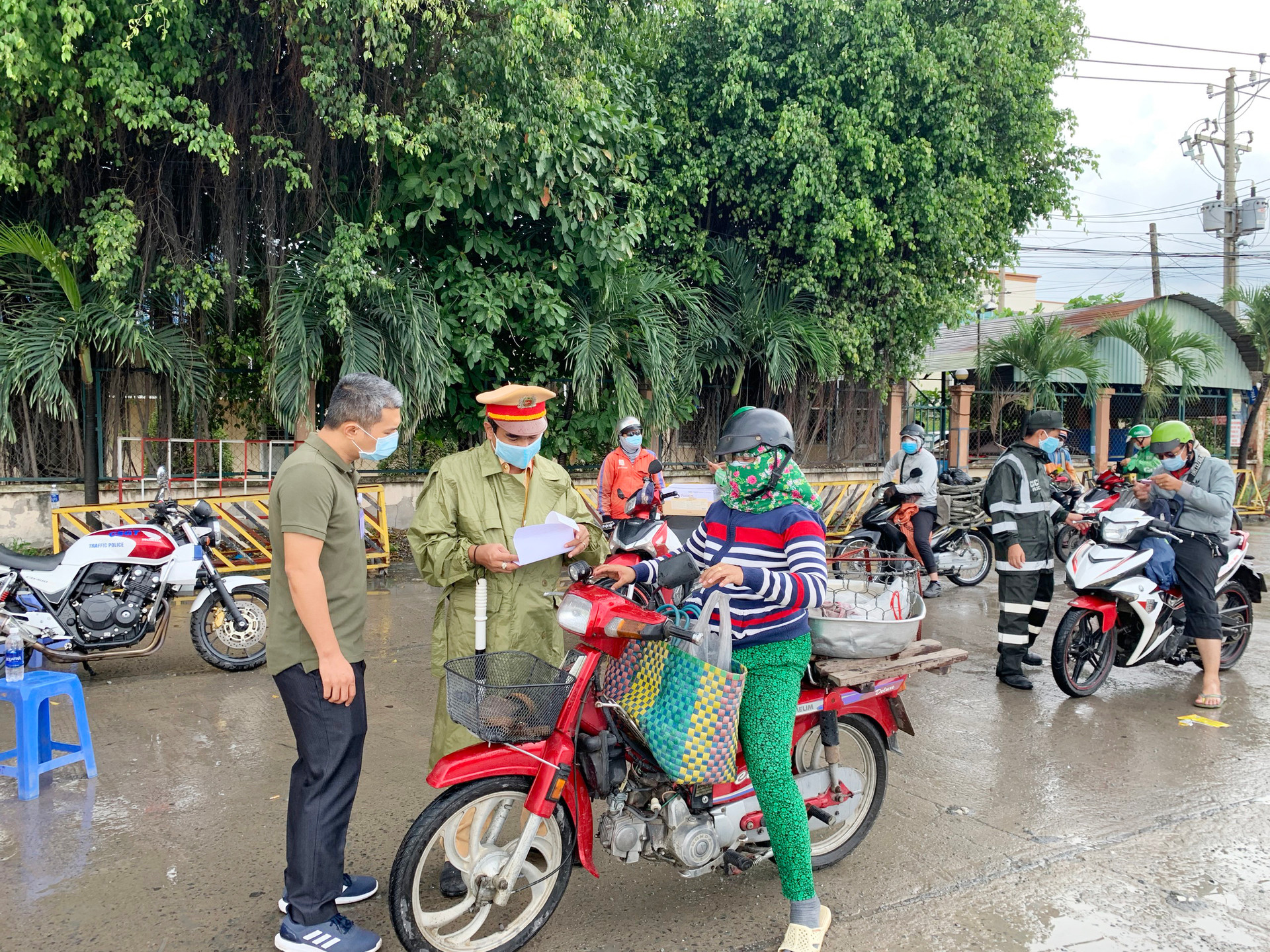 Trời mưa to nhưng lực lượng tại chốt kiểm soát dịch bệnh Quốc lộ 1K, phường Hóa An, Tp Biên Hòa làm việc hết công suất.