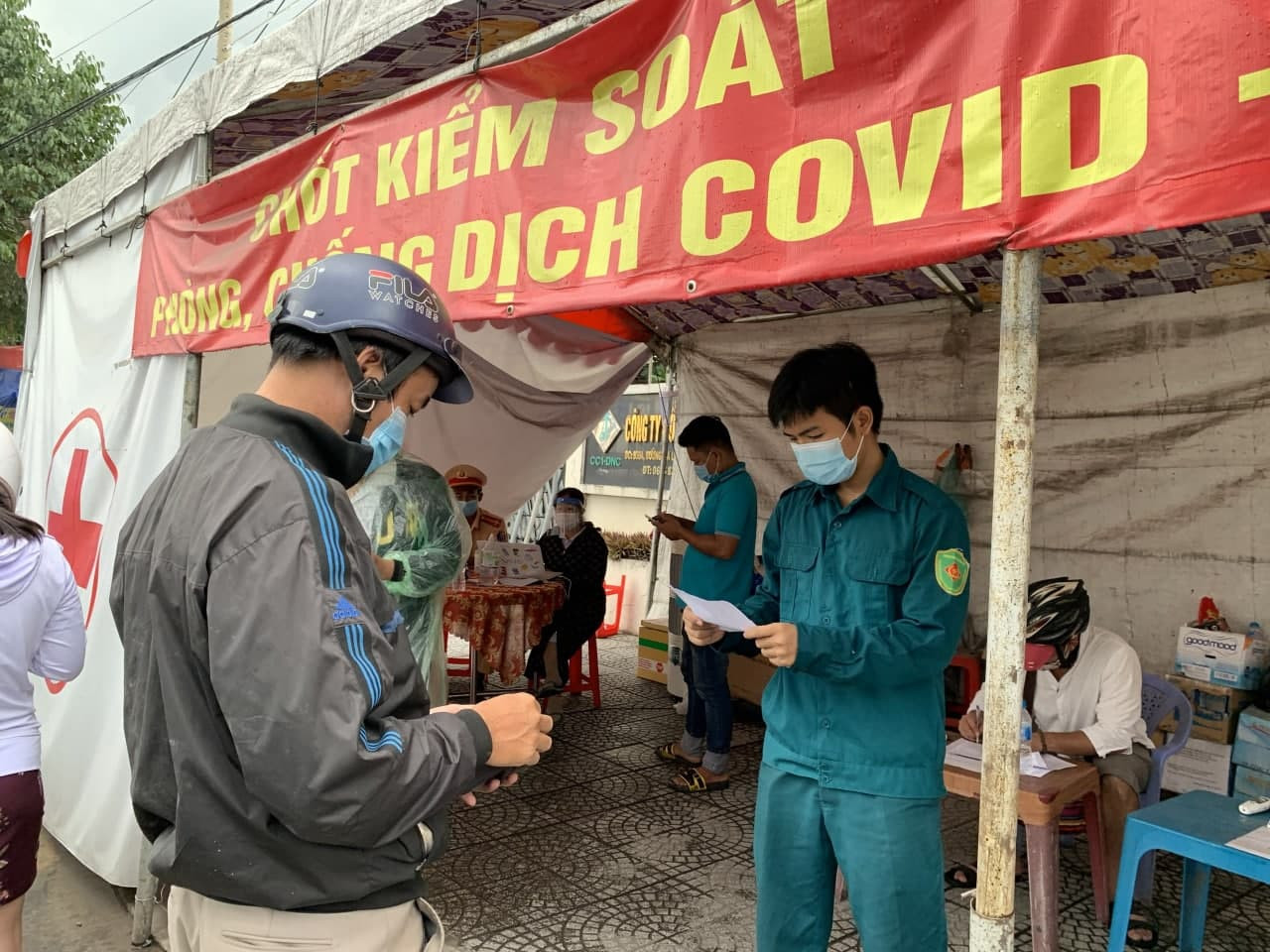 Người dân chấp hành tốt việc xuất trình giấy xác nhận kết quả âm tính Covid-19 khi qua các chốt kiểm soát dịch bệnh tại tỉnh Đồng Nai.