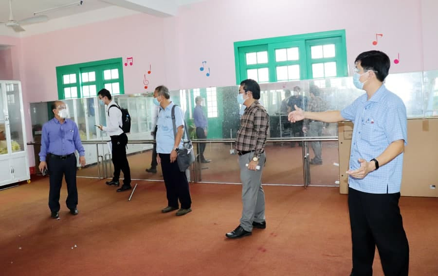 Đoàn công tác Bộ Y tế khảo sát tại Trường mầm non Lê Lợi, xã Quang Trung, huyện Thống Nhất để làm khu cách ly tập trung.