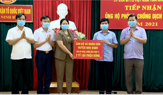 Cán bộ, nhân dân tại các huyện, thành phố trong tỉnh Ninh Bình ủng hộ phòng chống dịch thông qua kênh MTTQ tỉnh.