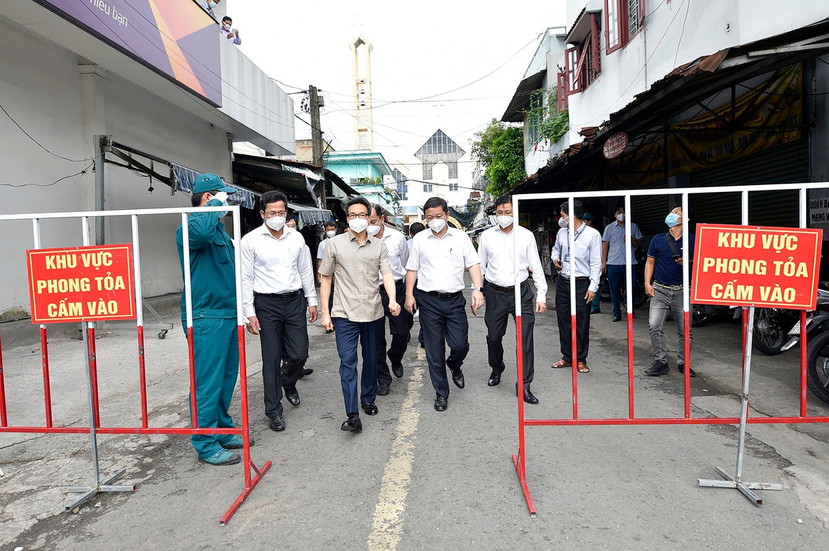 Phó thủ tướng Vũ Đức Đam và đoàn công tác đã đi kiểm tra một khu phong toả tại đường Trường Chinh, Tổ 16, KP 1, phường Tân Thới Nhất, Quận 12.