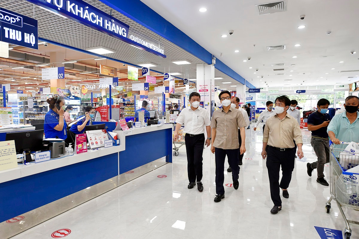 Phó thủ tướng Vũ Đức Đam kiểm tra công tác phòng chống dịch tại siêu thị Coop mart tại quận Tân Bình.