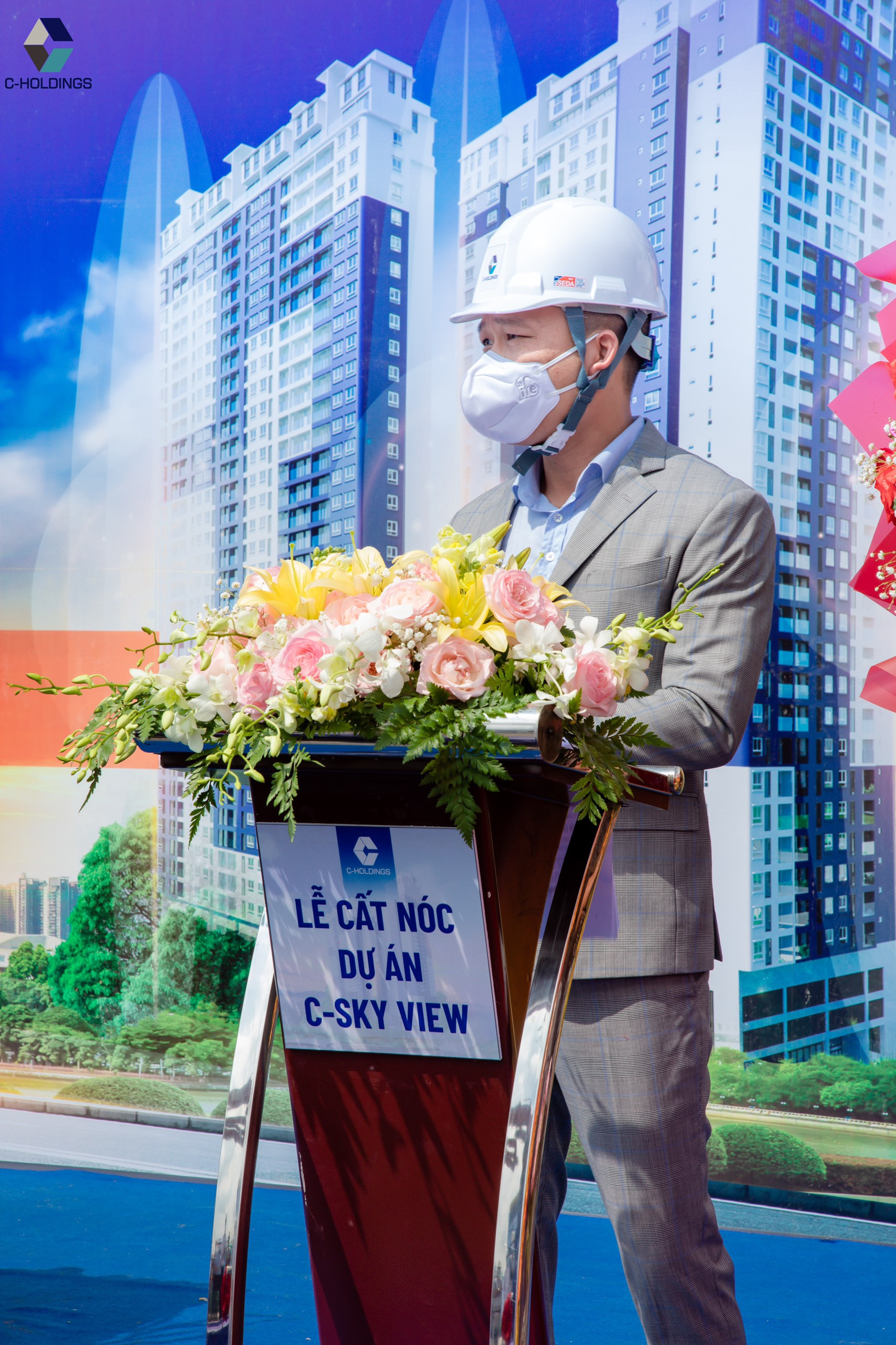 Ông Trần Văn Hưng, Giám đốc Kinh doanh C-Holdings phát biểu tại lễ cất nóc dự án