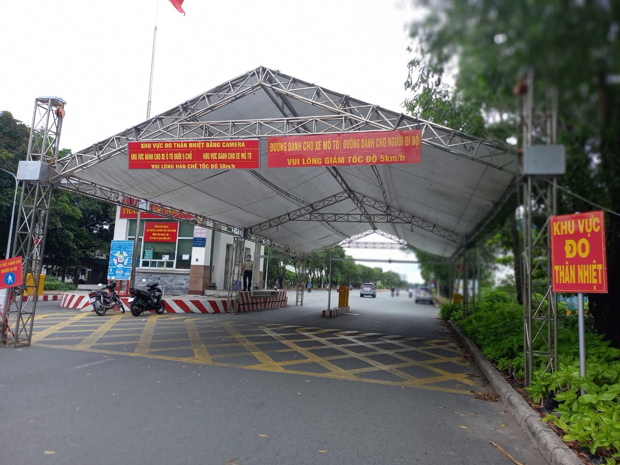 Tại cổng Khu chế xuất Tân Thuận Quận 7 thực hiện đo thân nhiệt.