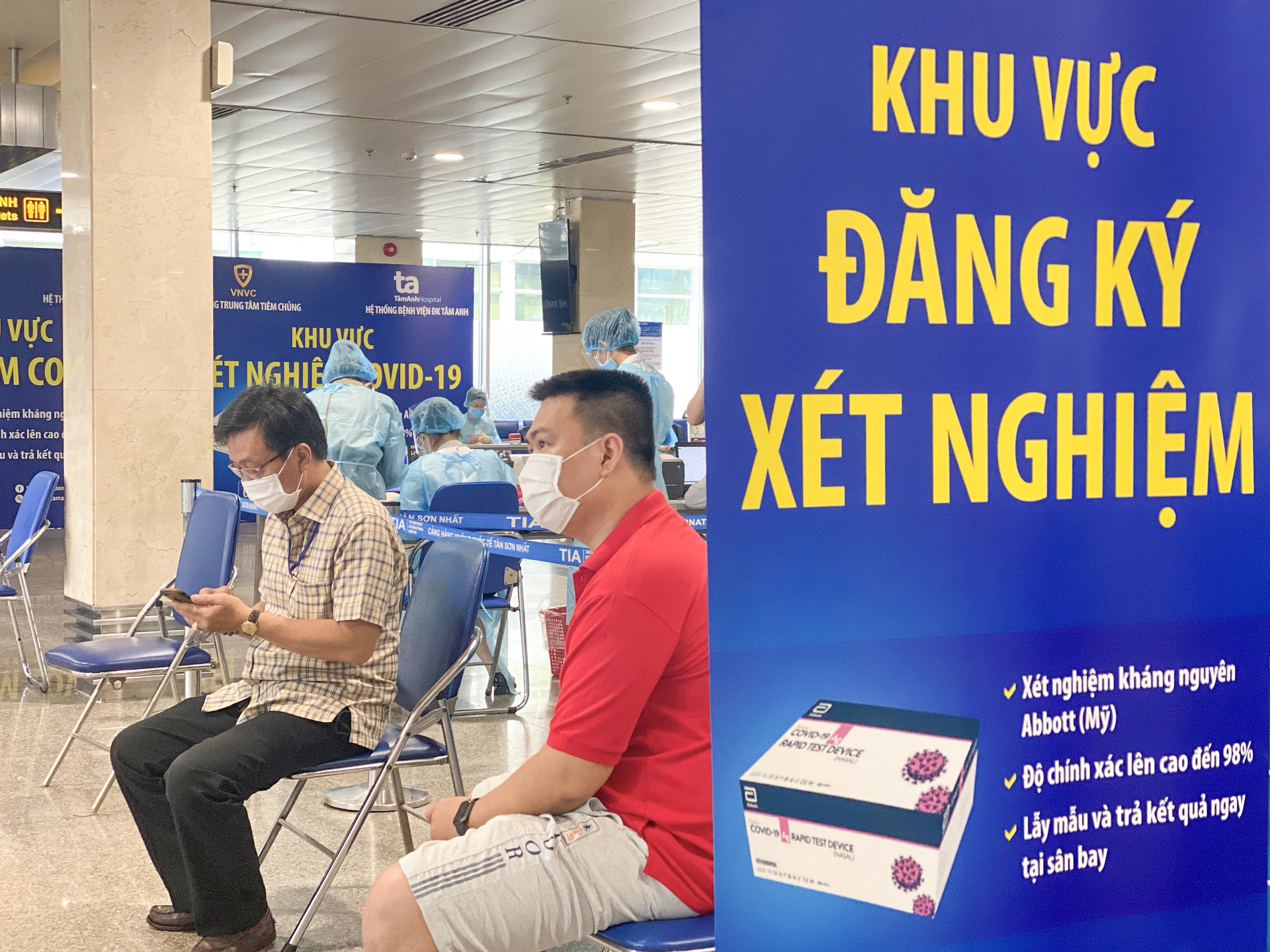 Khu vực lấy mẫu xét nghiệm tại sân bay Tân Sơn Nhất.