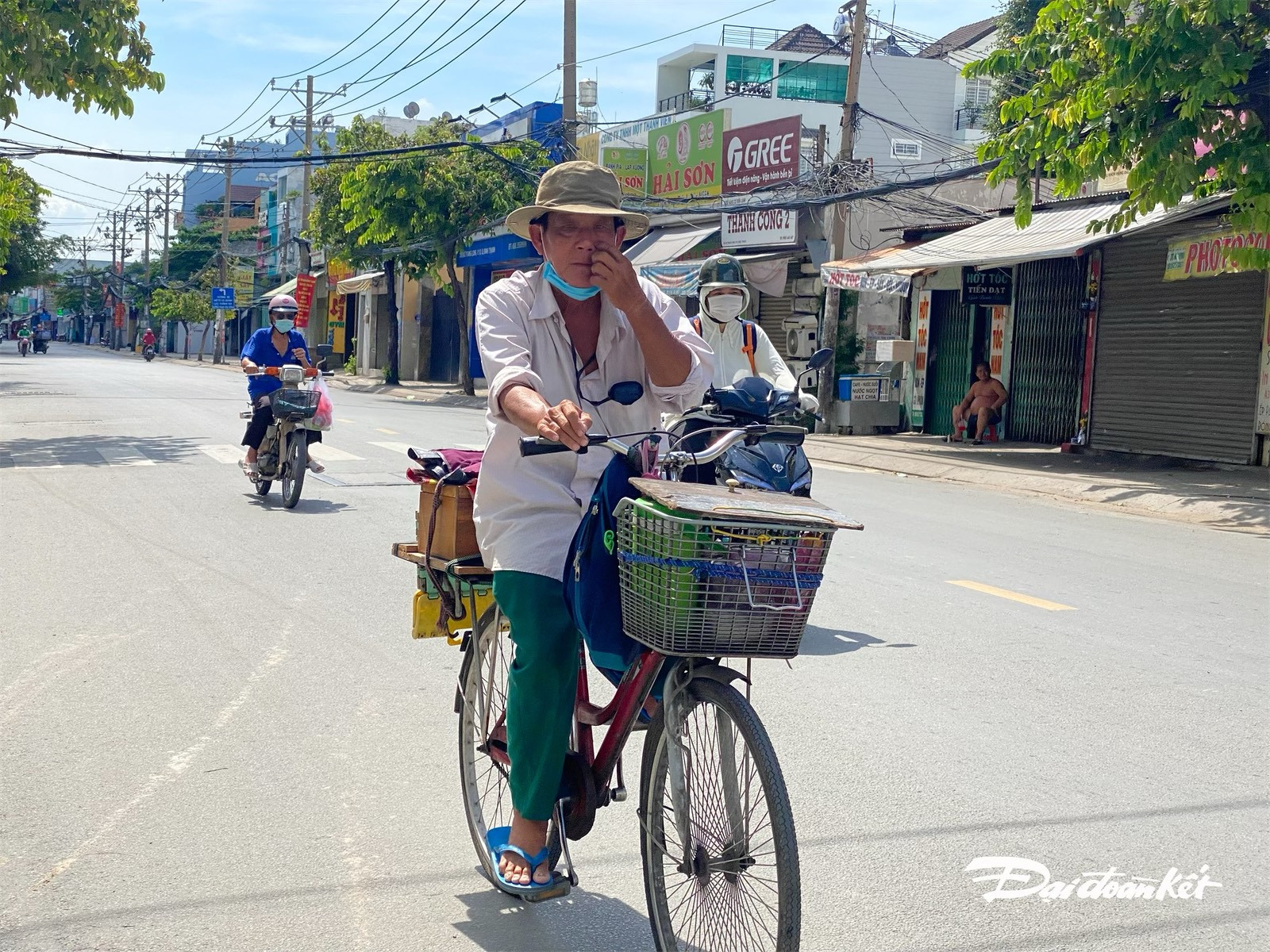 Người đàn ông trên chiếc xe đạp đang đi trên đường Phan Văn Trị (quận Bình Thạnh), đây là ông T (64 tuổi) làm nghề đánh giày, dịch Covid-19 khiến ông rất vất vả kiếm tiền.